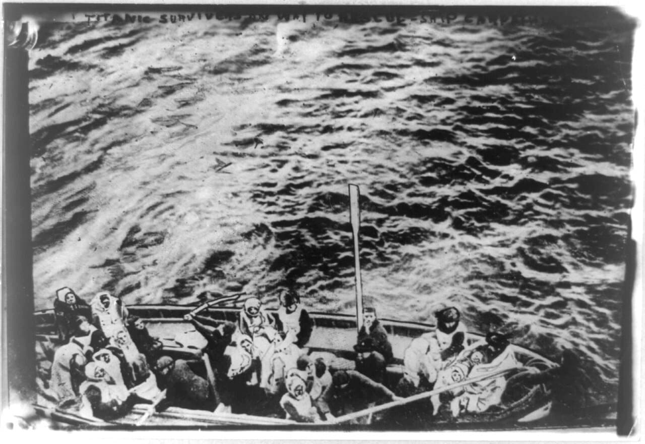 구조선 카르파티아호로 향하는 타이타닉 생존자들의 구명보트
