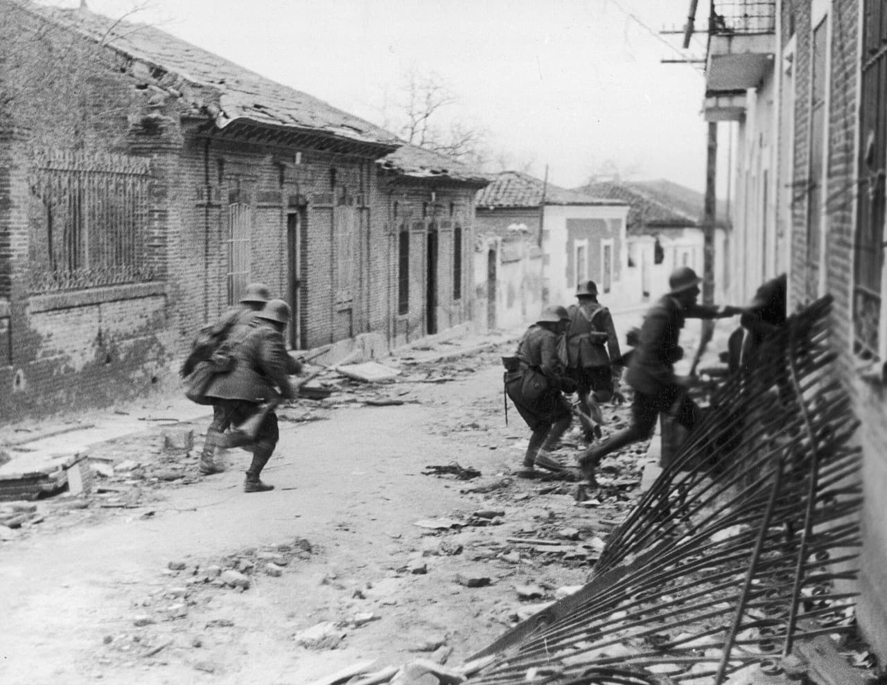 1937년 마드리드 교외를 공격하는 국민파 병사들