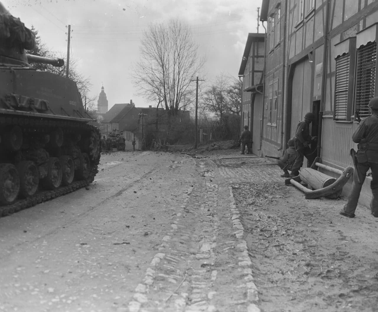 1945년 4월 독일 마을로 진입하는 미군 전차와 보병