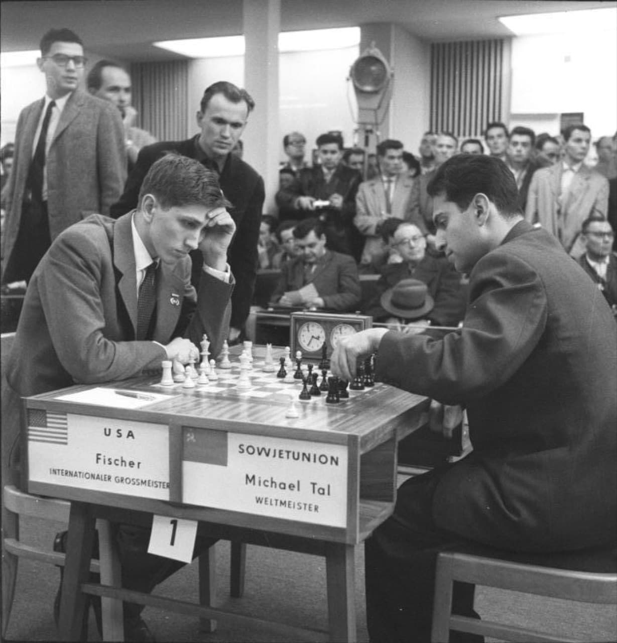 1960년 체스 올림피아드에서 탈과 대국하는 피셔